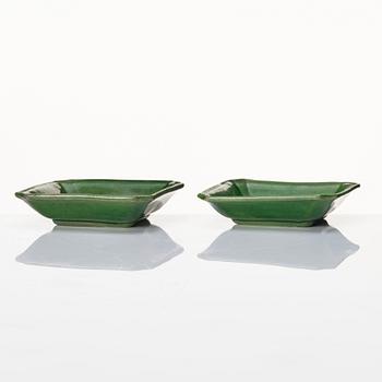 A pair of green glazed four clawed dragon dishes, Ming dynasty, 17th century.