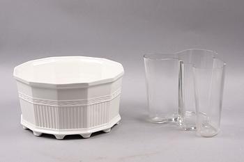 VAS samt YTTERFODER, glas resp porslin, "Waldemarsudde", Gustavsberg, Prins Eugen resp "Savoy", Alvar Aalto.