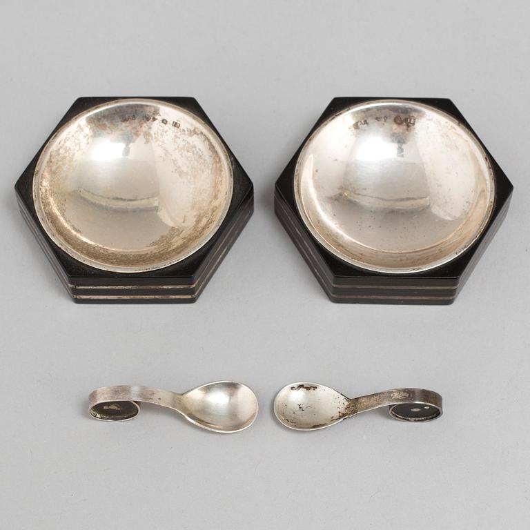 GULDSMEDSAKTIEBOLAGET, saltkar, ett par med saltskedar, Stockholm 1930-46, silver och ebenholts.