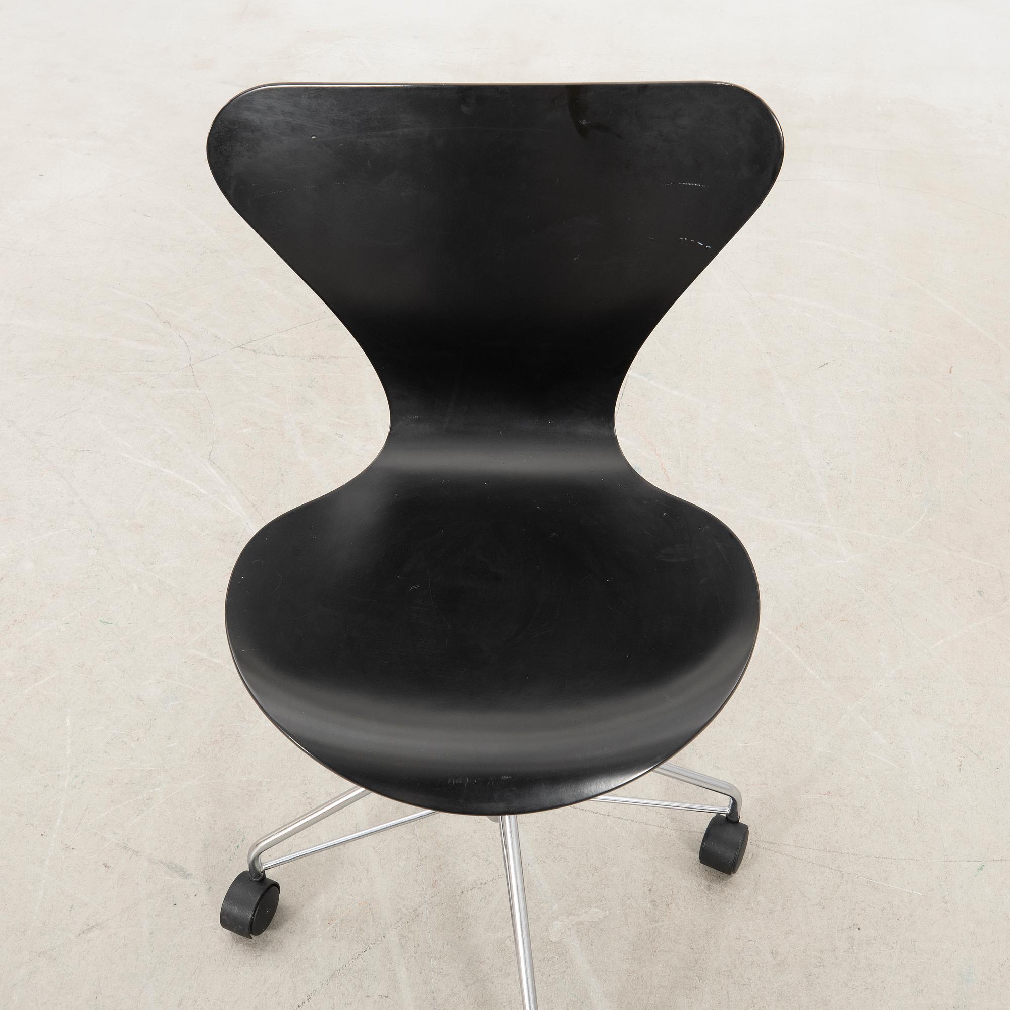 Arne Jacobsen, desk chair "Seven", Fritz Hansen Denmark 1995.