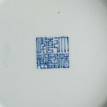 VAS, porslin, Kina, bär Qianlongs märke, sannolikt 1900-tal.