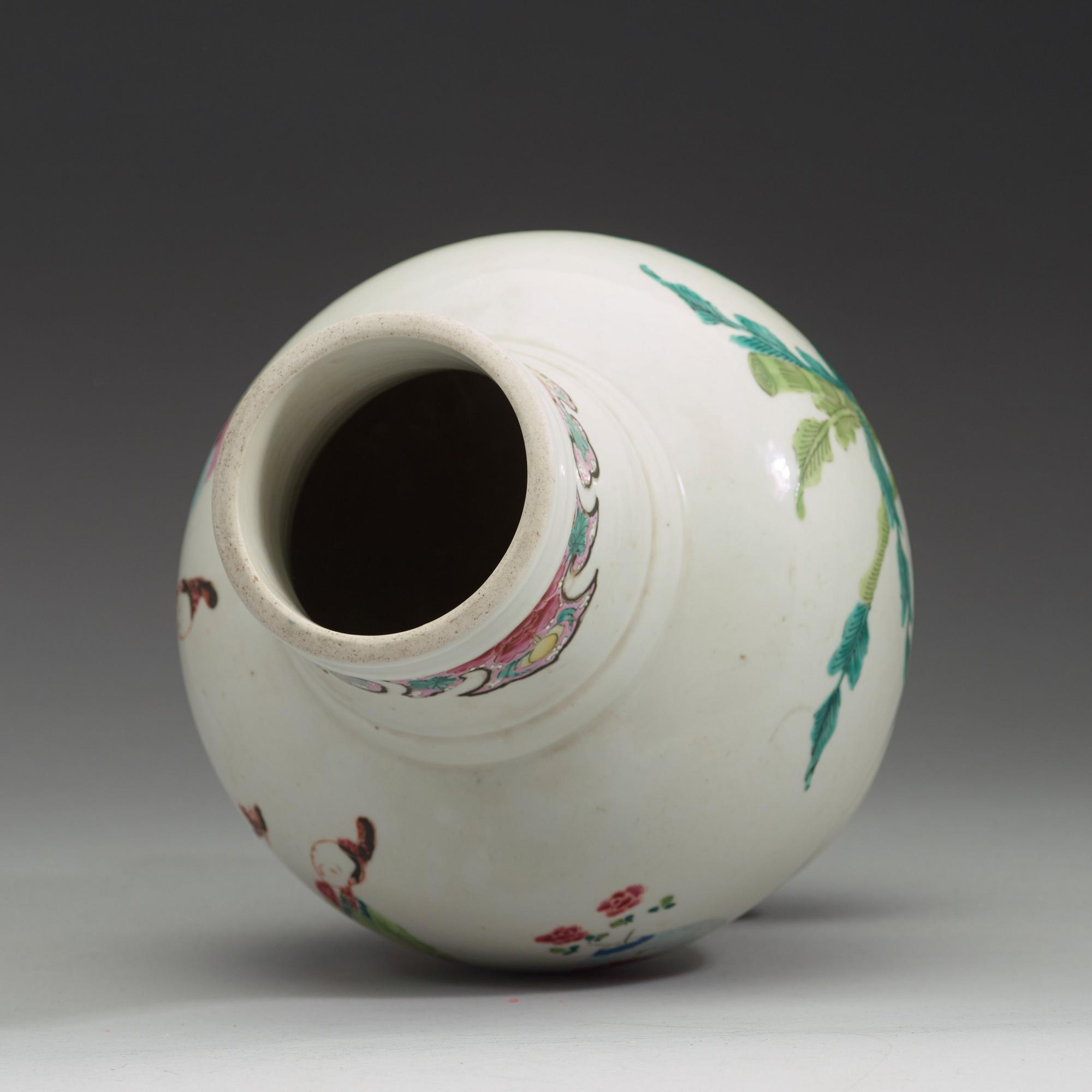 A famille rose porcelain vase, Qing dynasty, Yongzheng (1723-1795).
