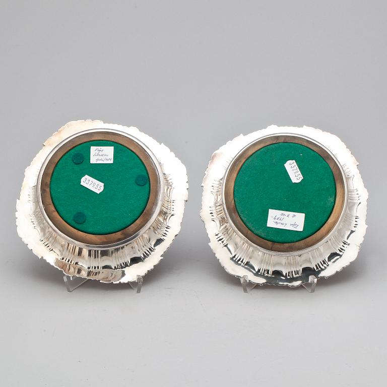 COASTERS, ett par, nysilver, England, 1900-talets andra hälft.