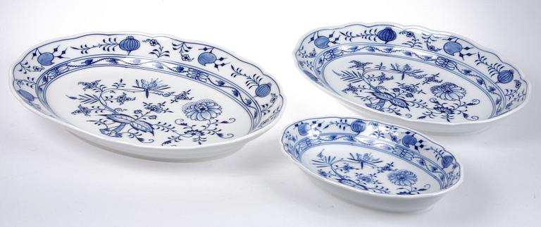 MATSERVIS, 87 delar, porslin, Meissen, lökmönstrad.