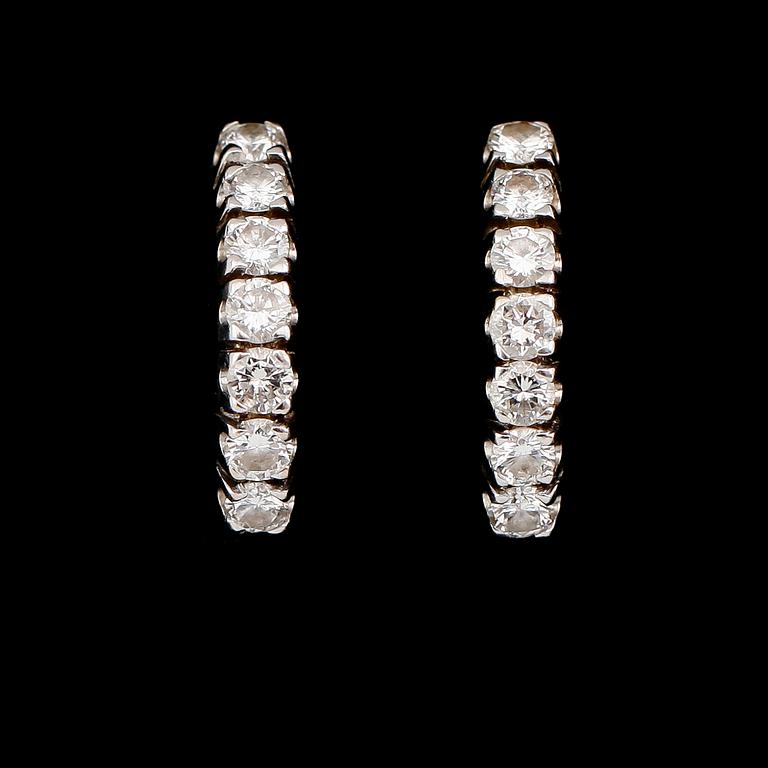ÖRHÄNGEN, 1 par, 18 k vitguld, briljantslipade diamanter. Tot vikt ca 2,3 g.