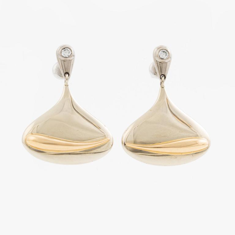 Lapponia, a pair of earrings in 18K white gold and gold set with round brilliant-cut diamonds, Finland 1974.