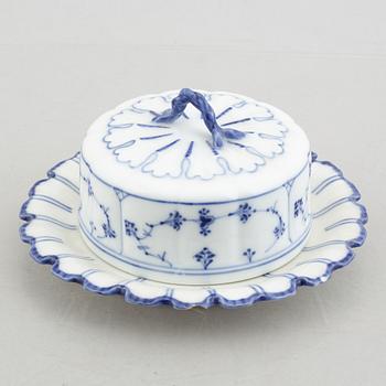 Smörterrin, porslin, Royal Copenhagen, "Musselmalet", modell 411, 1898-1923.