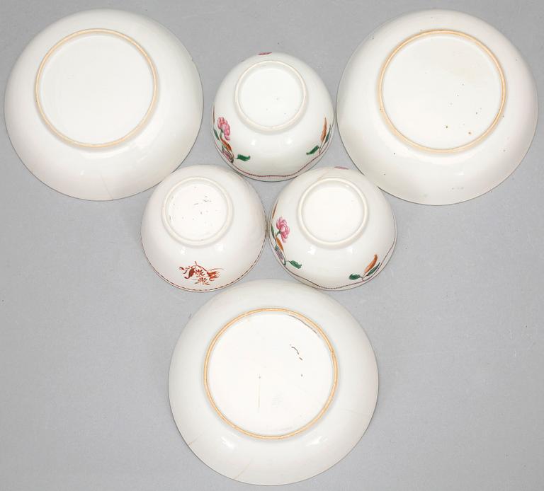PARTI, porslin, fem delar. Qing dynastin, 1700-tal samt inramad MING SKÄRVA, 1600-tal.