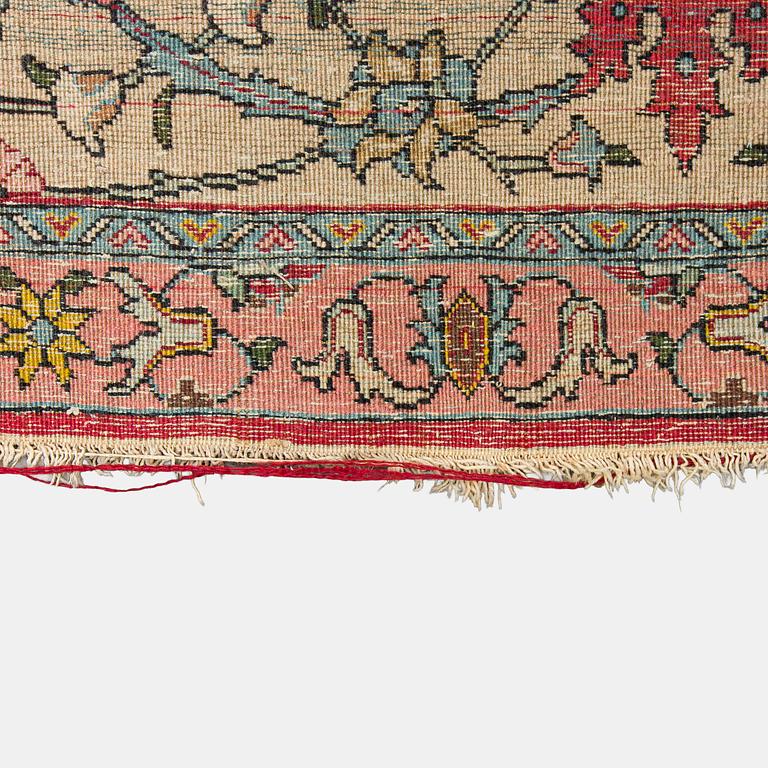 A Tbriz carpet of Safavid 'vase' design, approx. 397x295 cm.