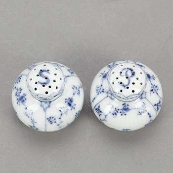 SERVISDELAR, 82 delar, porslin, "Musselmalet" Royal Copenhagen, 1900-talets andra hälft.