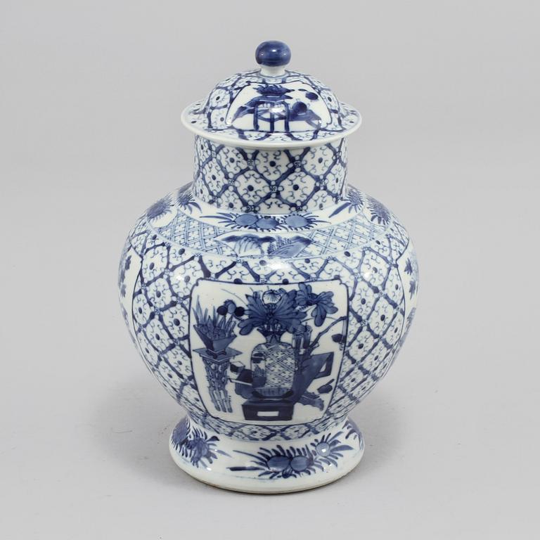 LOCKURNA, porslin, Kina, 1900-tal.