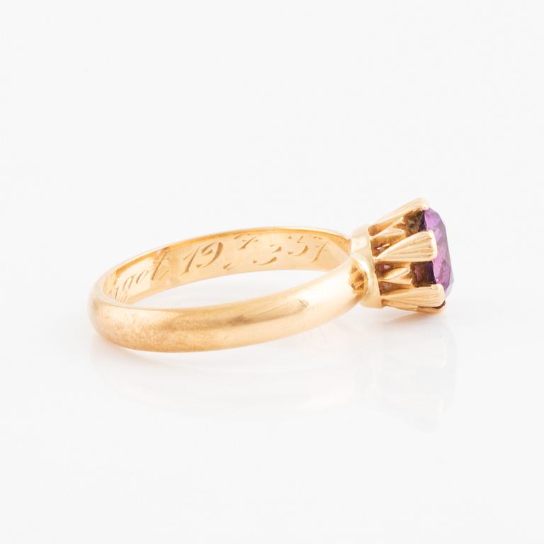 18K gold and synthetic sapphire ring.