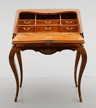 SEKRETÄR, Louis XVI-stil, 1900-talets första hälft.