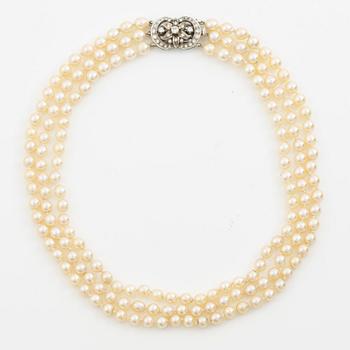 Necklace of cultured pearls, clasped in 18K gold with round brilliant-cut and eight-cut diamonds.