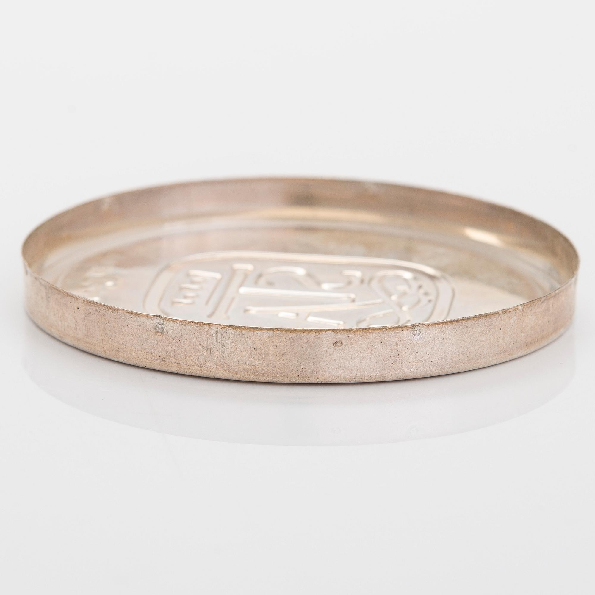 Savukekotelo, hopea, samorodok-tekniikka, Turku 1947 sekä nuuskapurkin kansi, ruotsalaiset leimat 1987.