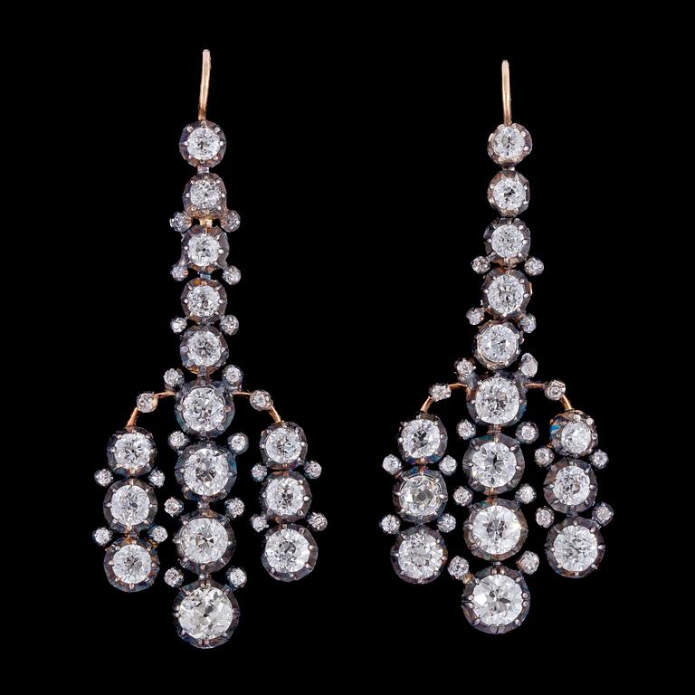 A pair of antique cut chandelier diamond earrings, tot. app. 8 cts.