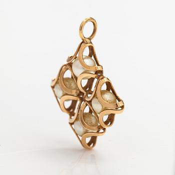 Elis Kauppi, A 14K gold and cultured pearls pendant. Kupittaan kulta, Turku.