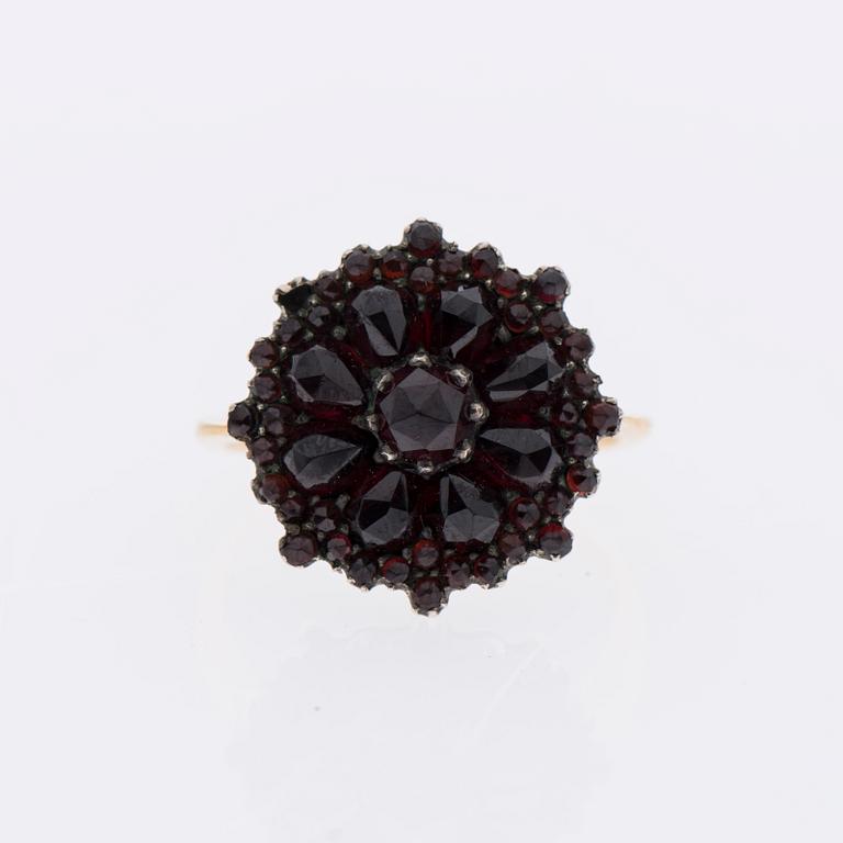 RING, guld (56) / silver, granater ca 3,5 ct. Ryska stämplar.