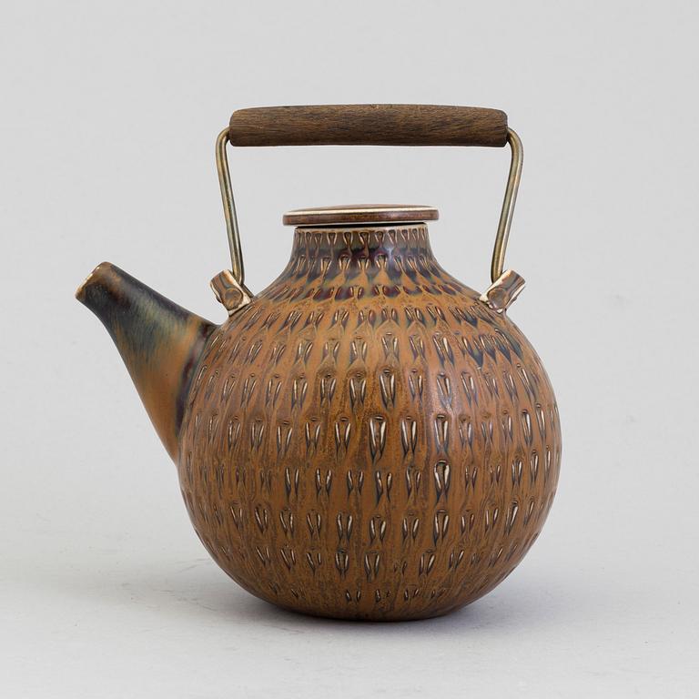 A stoneware tea pot by Stig Lindberg, Gustavsberg.