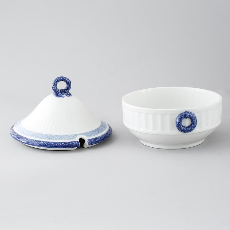73 porcelian serving pieces, "Blå Vifte", Royal Copenhagen, from the second half of the 20th century.