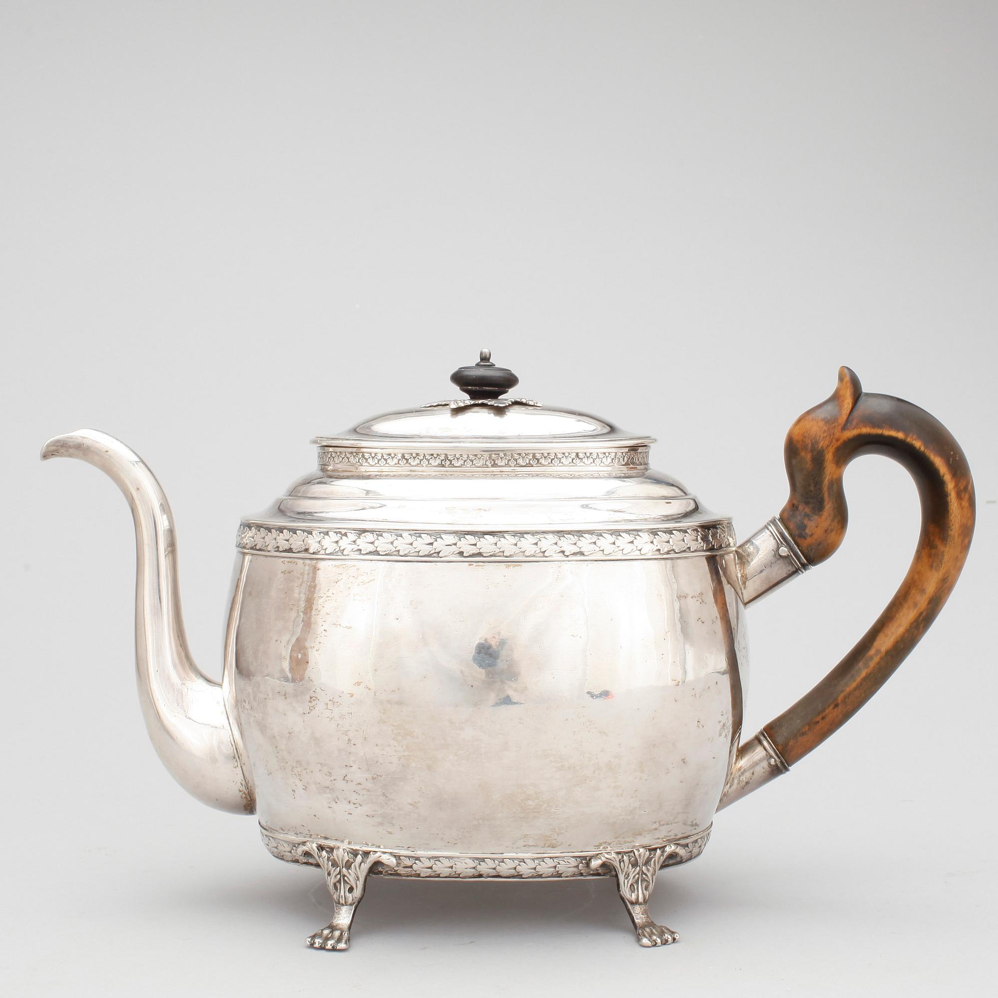 TEKANNA, silver, empire, Johan Petter Grönvall, Stockholm 1824. Vikt ca 860 gram.