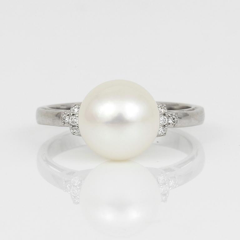 RING, 14K vitguld med odlad pärla och små diamanter tot ca 0,08 ct. Total vikt ca 3,58 g.