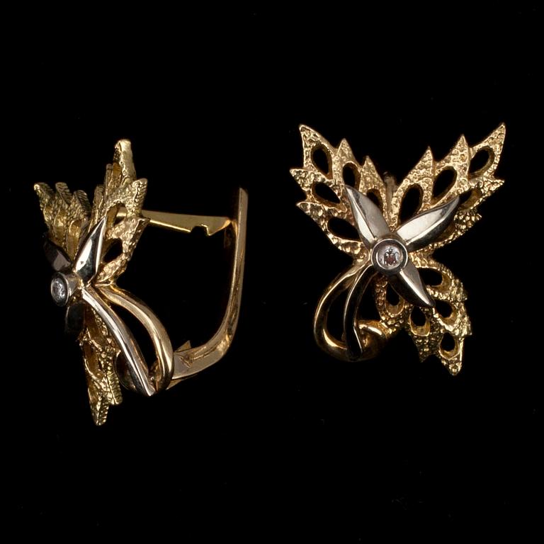ÖRHÄNGEN, briljantslipade diamanter ca 0.04 ct. 18K guld, Sovjetunionen. Vikt ca 6 g.