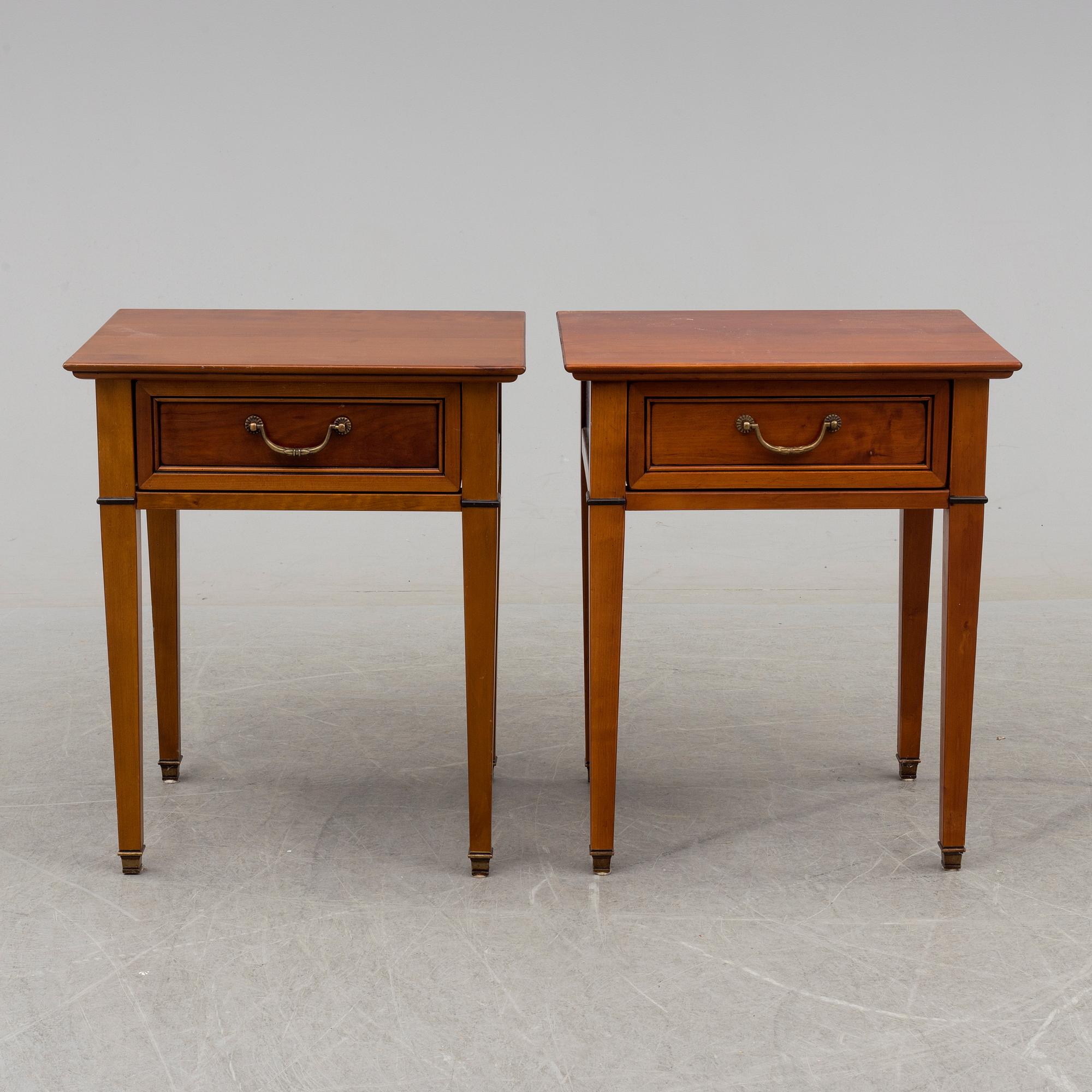 NATTDUKSBORD, ett par, Grange, Frankrike, daterade 2000.