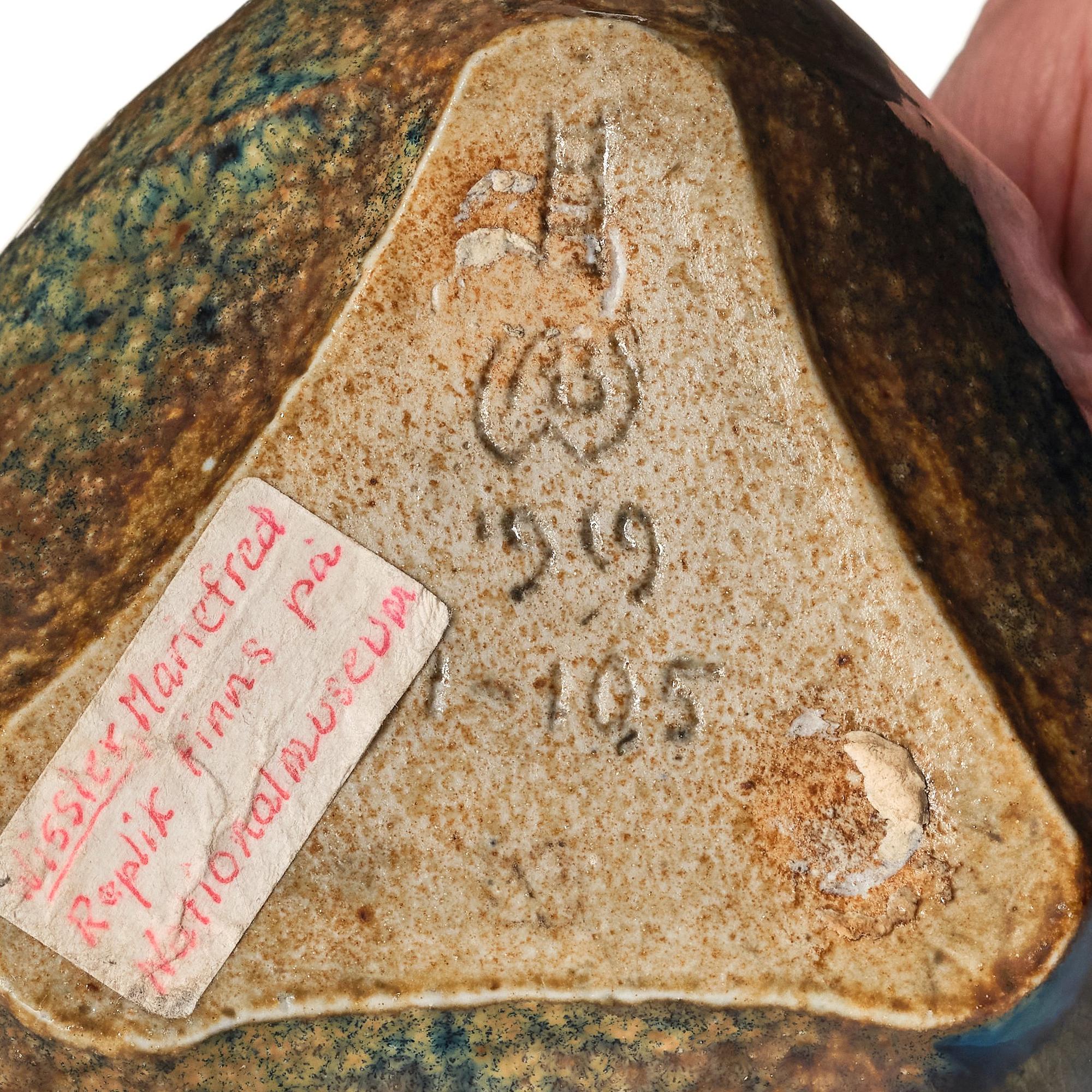 Anders & Bess Wissler, a stoneware pot with cover, Ateljé Solklinten, Mariefred, Sweden 1919.