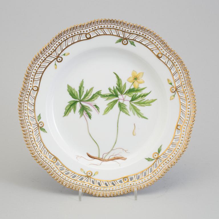 TALLRIK, porslin. "Flora Danica", kunglig dansk, 1900-tal.