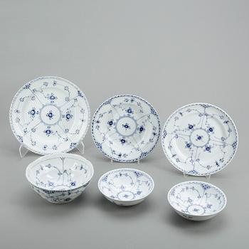 MATSERVIS, 49 delar, porslin, "Musselmalet", Royal Copenhagen, 1900-talets andra hälft.