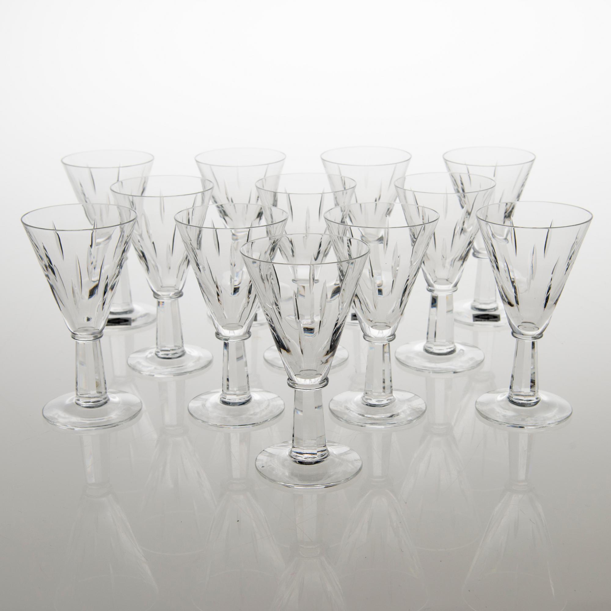 SAARA HOPEA 71-piece Inari crystal stemware set for Nuutajärvi. Designed in 1953.