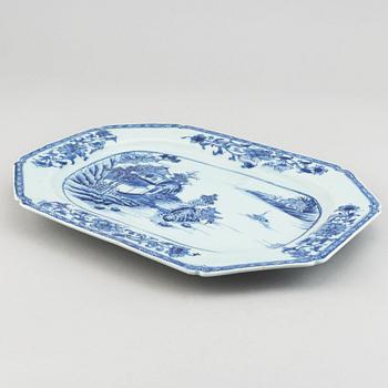 A blue and white export porcelain serving dish, Qing dynasty, Qianlong (1736-95).