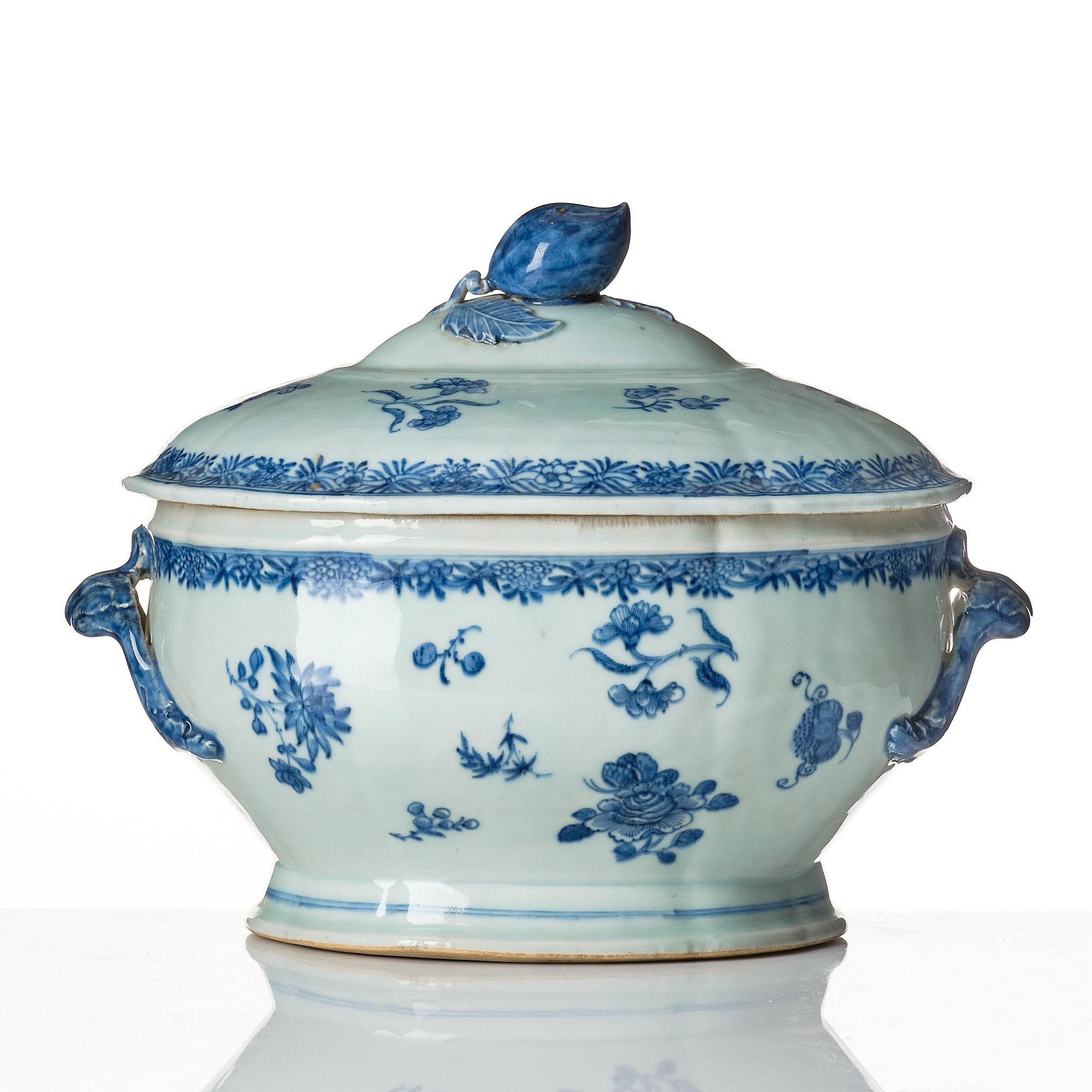A blue and white tureen with cover and stand, Qing dynasty, Qianlong (1736-95).