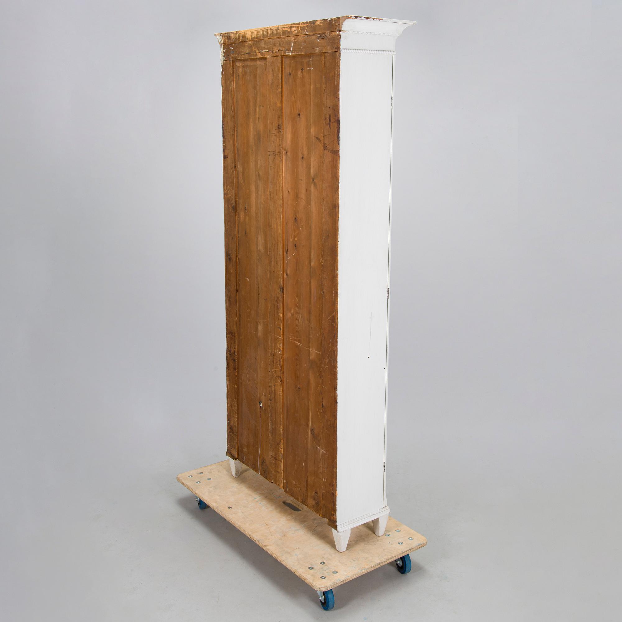 A display cabinet from second half of the 19th century.