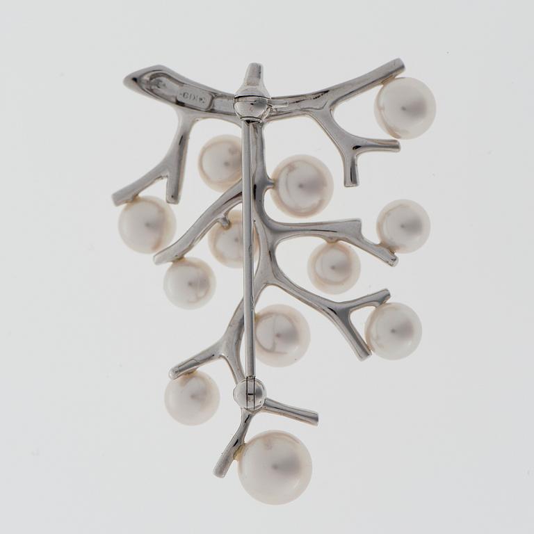 A BROOCH, Mikimoto, cultured pearls, 18K white gold.