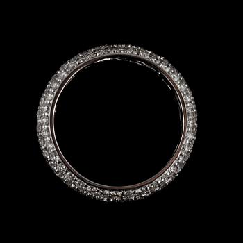 RING, 18k vitguld med 144 briljantslipade diamanter, totalt 2.20 ct. Vikt 3 g.