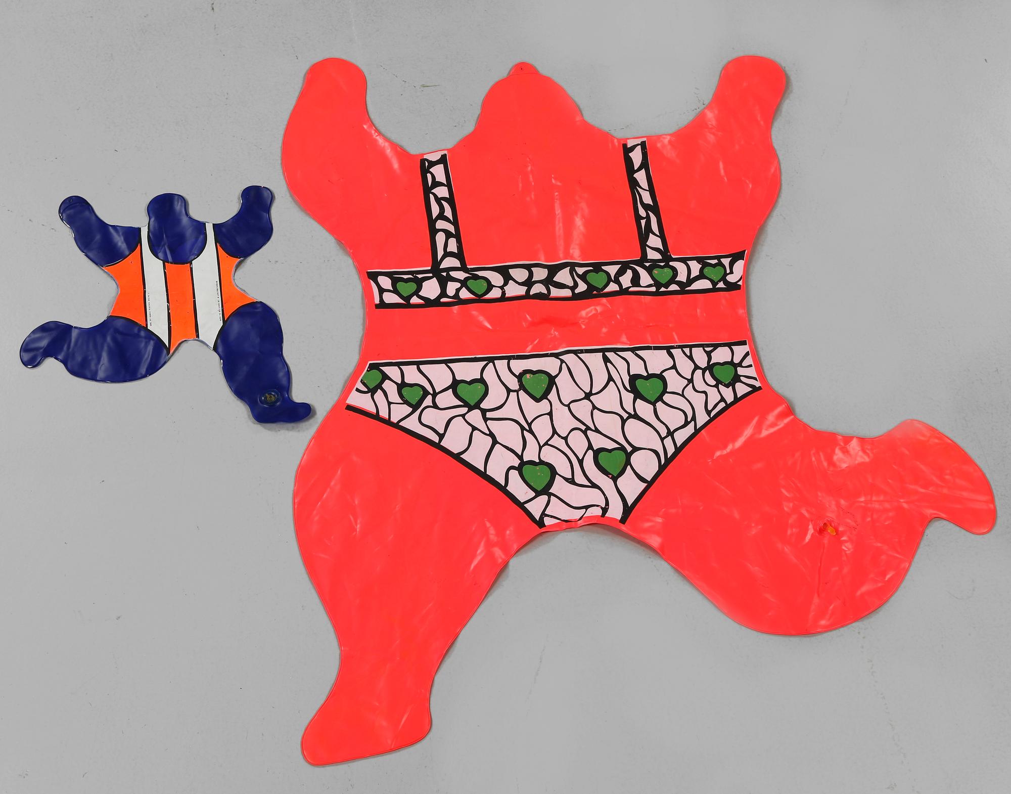 NIKI DE SAINT PHALLE, 2 figurer, plast, "Nana by Niki", signerade samt daterade 1968 i trycket.