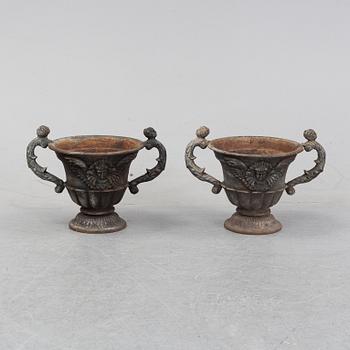 A pair of cast iron garden urns, 20/21th century.