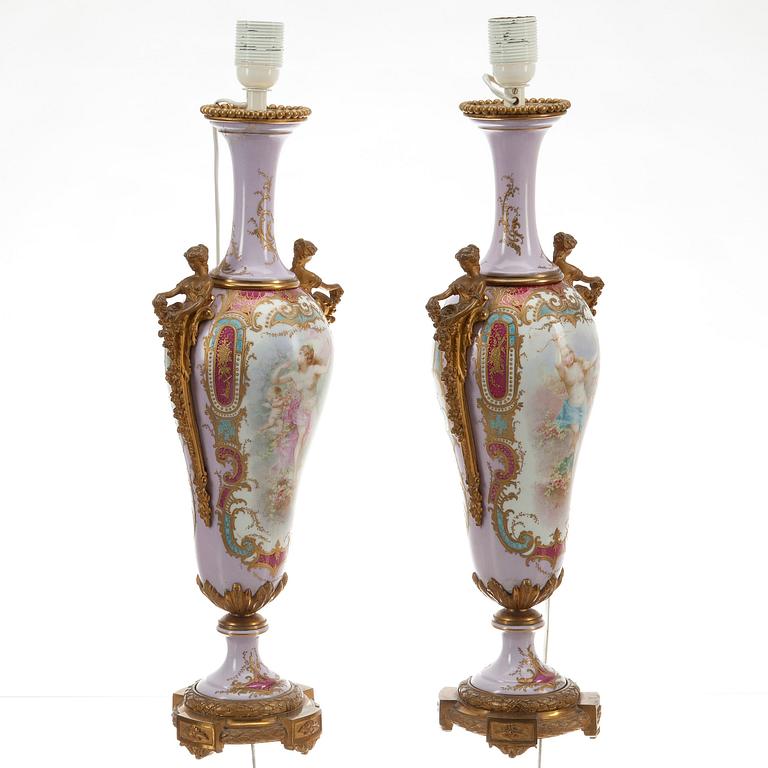 BORDSLAMPOR / URNOR ett par, Mellaneuropa, ca 1900.