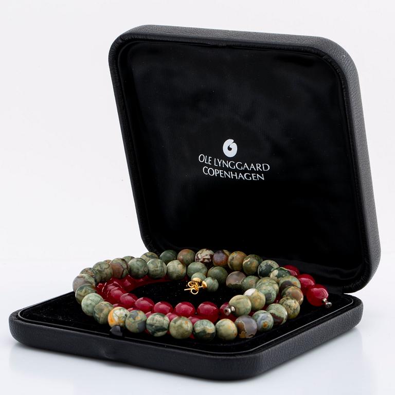 LYNGGAARD 2 rader jaspis ca 10 mm och röda stenar ca 10 mm utan lås samt örhängen 18K guld m jaspis ca 7 mm,originaletui.