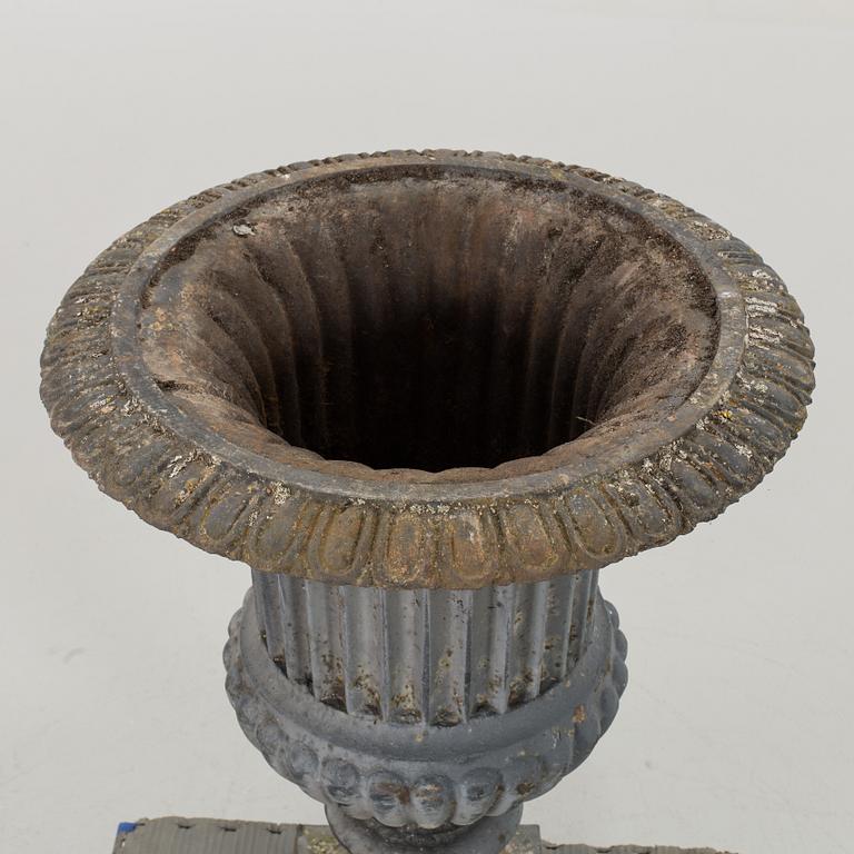 TRÄDGÅRDSURNA, gjutjärn 1900-tal.