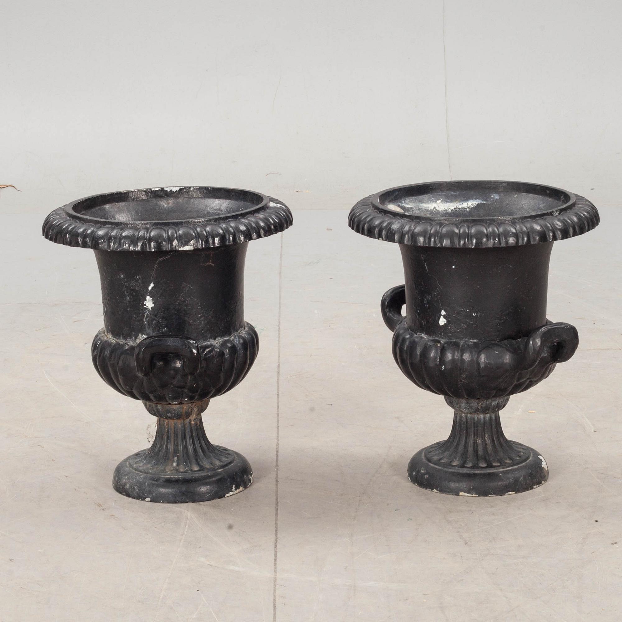 TRÄDGÅRDSURNOR, ett par, 1900-talets andra hälft.