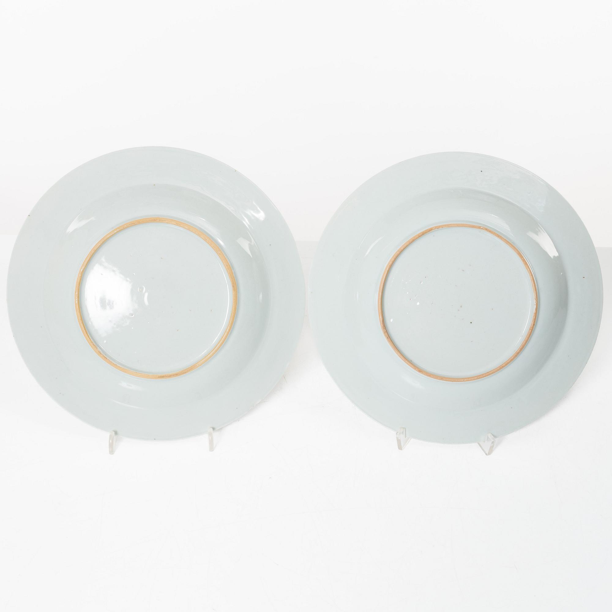 A Chinese famille rose porcelain oval dish and a pair of plates, Qing dynasty, Qianlong (1736-95).