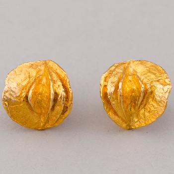 A PAIR OF BJÖRN WECKSTRÖM EARRINGS, 'Ruska', 14K gold. Lapponia 1971.