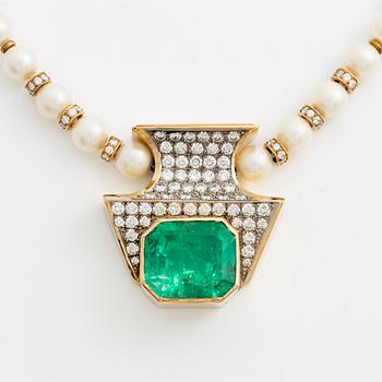 493A. Kristian Nilsson, collier odlade pärlor och 18K guld med fasettslipad smaragd samt rundabriljantslipade diamanter.