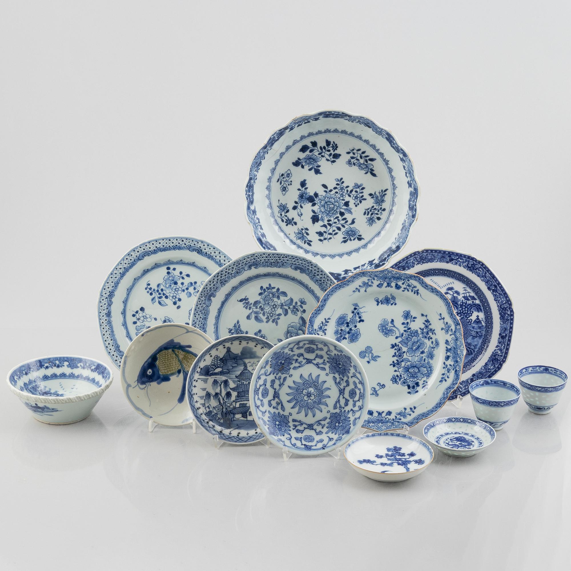 Parti kinesiskt porslin, 13 delar, Qingdynastin, 1700- och 1800-tal.