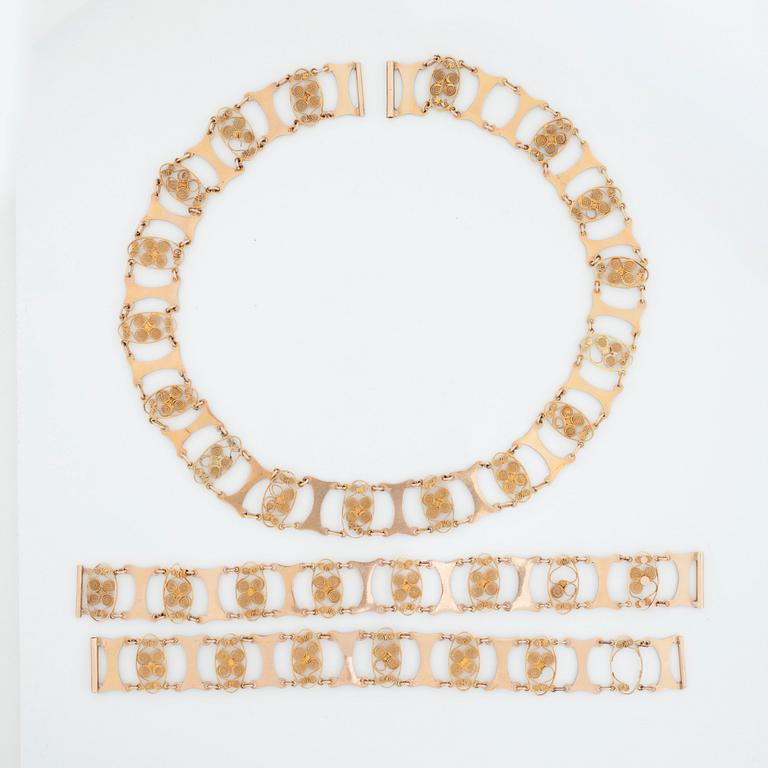GARNITYR bestående av collier samt två armband med ljusblå emalj samt filigranarbete. Empire.