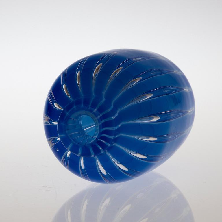 An Edvin Öhrström 'Ariel' glass vase, Orrefors 1950.