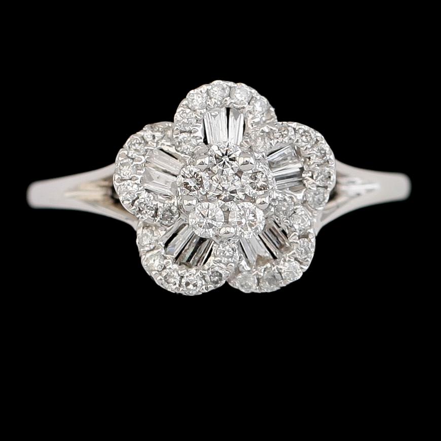 RING, 18 k vitguld, briljant- och smaragdslipade diamanter tot 0.39 ct. Vikt ca 2,1 g.